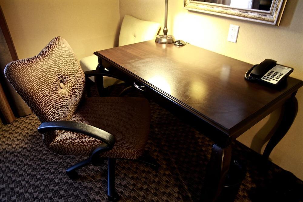 Hampton Inn & Suites Edmonton/West Екстериор снимка