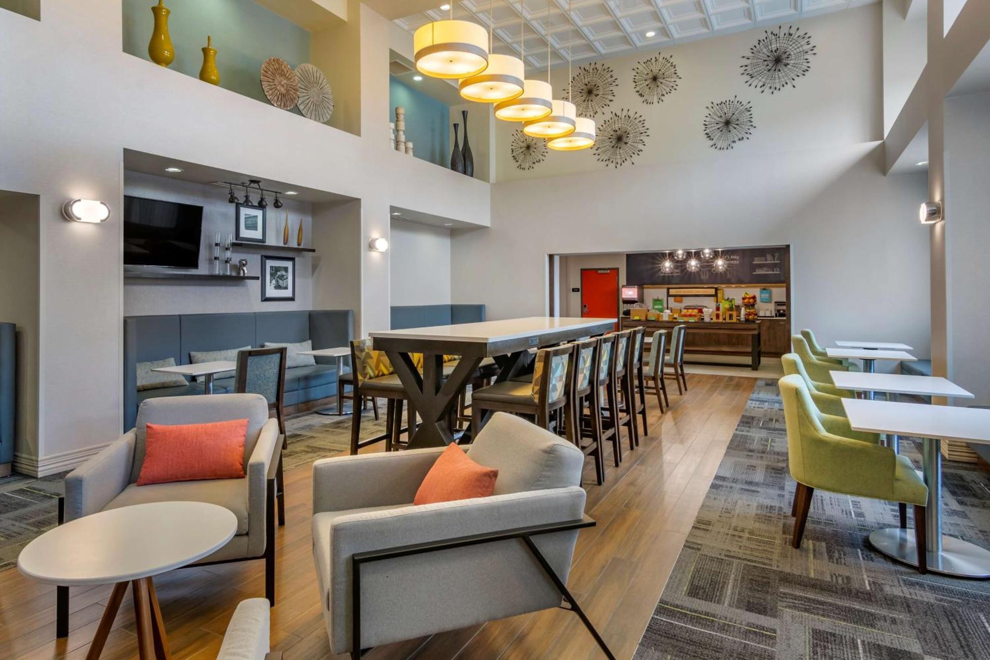Hampton Inn & Suites Edmonton/West Екстериор снимка