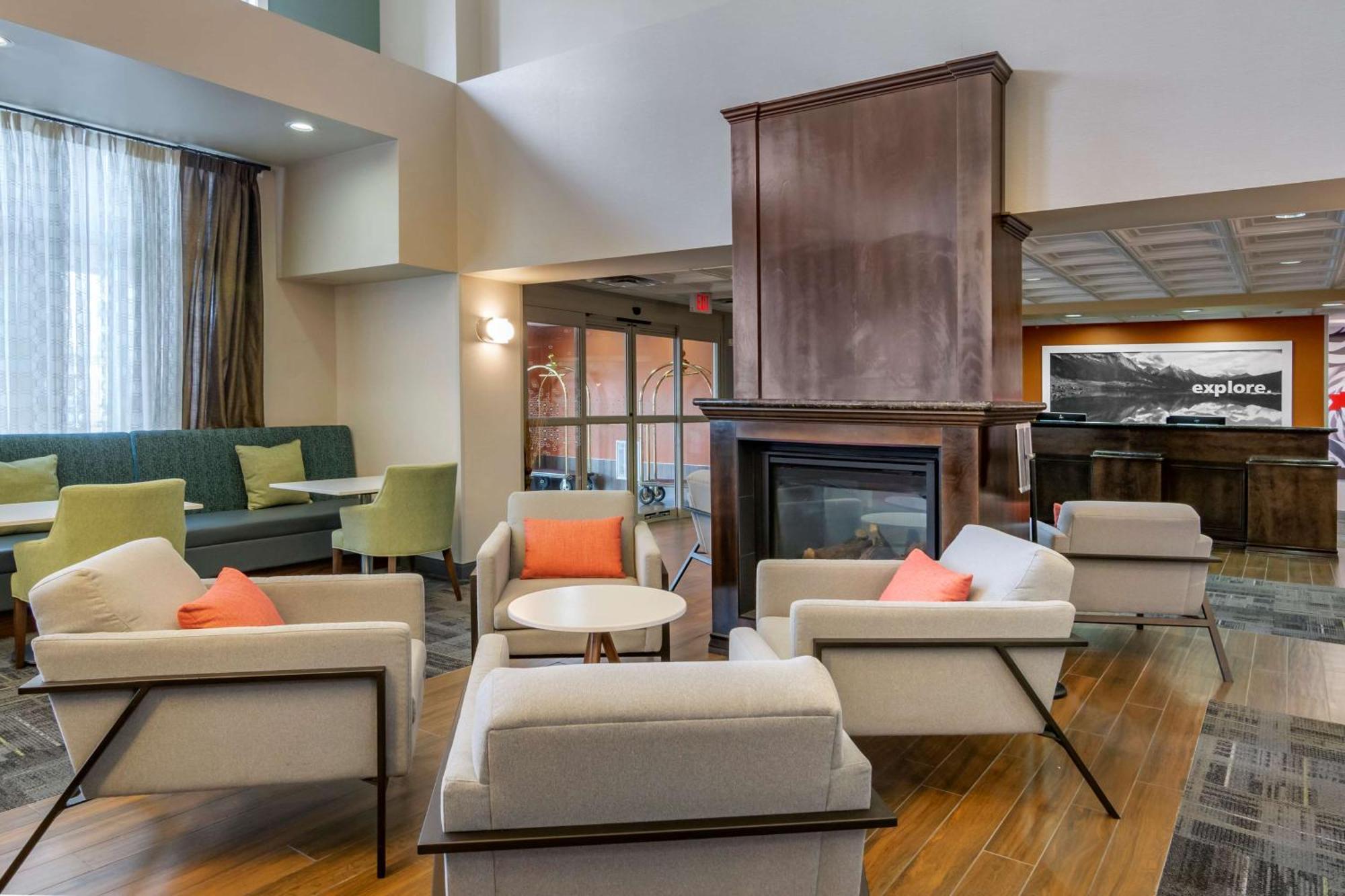 Hampton Inn & Suites Edmonton/West Екстериор снимка