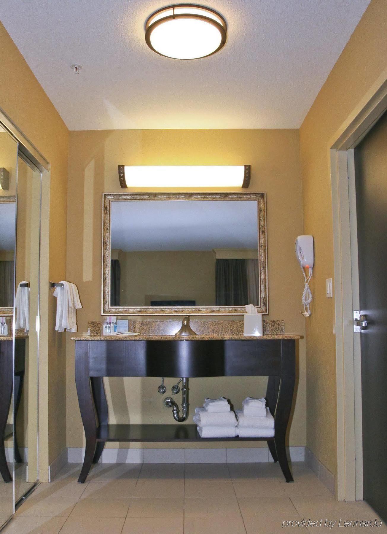 Hampton Inn & Suites Edmonton/West Стая снимка