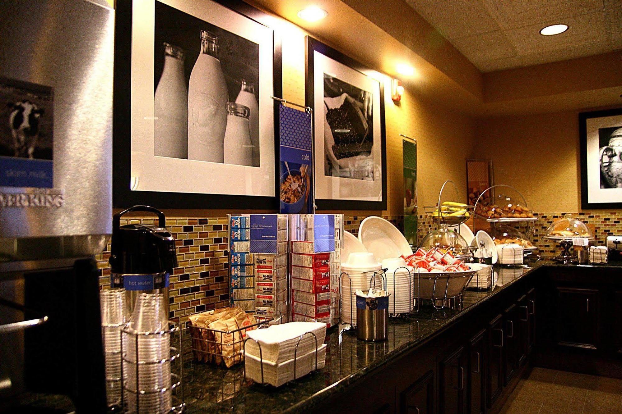 Hampton Inn & Suites Edmonton/West Ресторант снимка