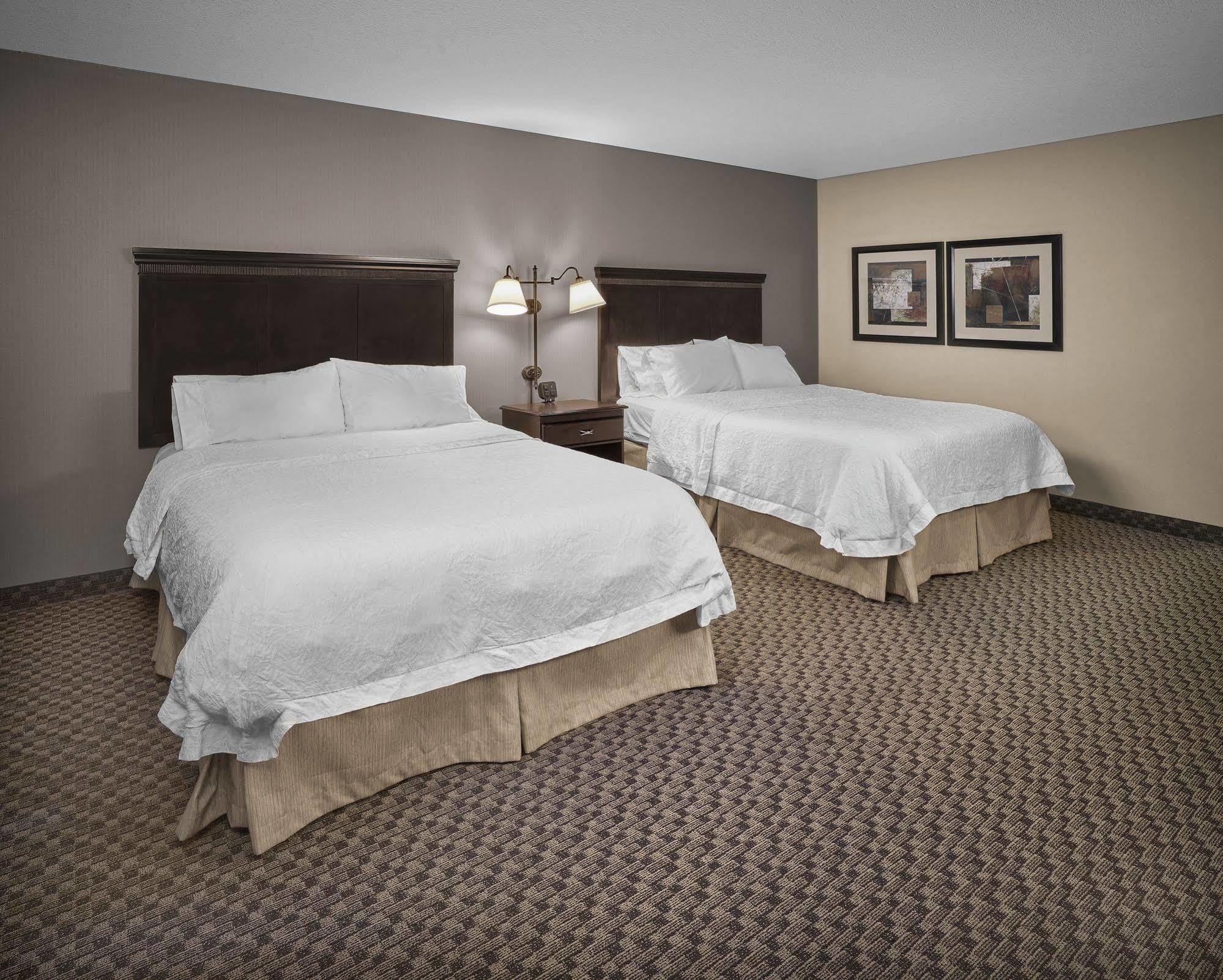 Hampton Inn & Suites Edmonton/West Екстериор снимка
