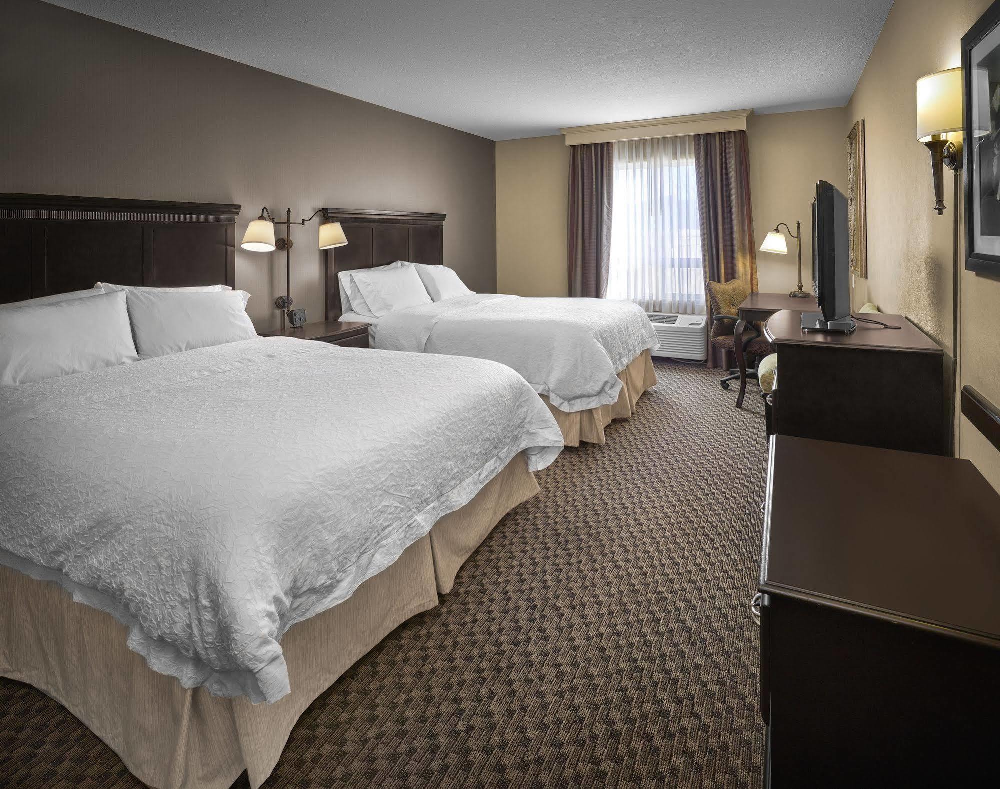 Hampton Inn & Suites Edmonton/West Екстериор снимка