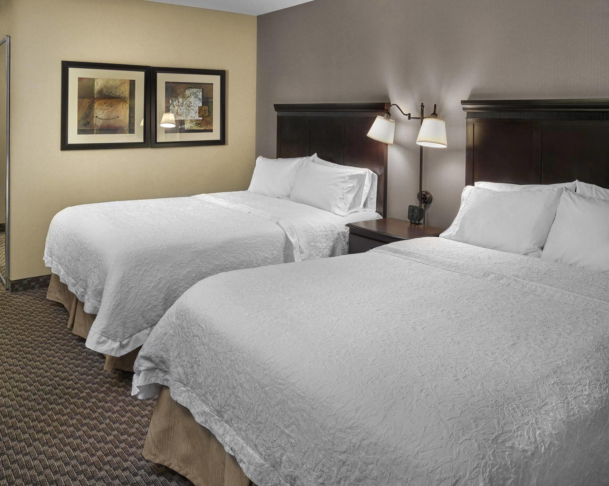 Hampton Inn & Suites Edmonton/West Екстериор снимка